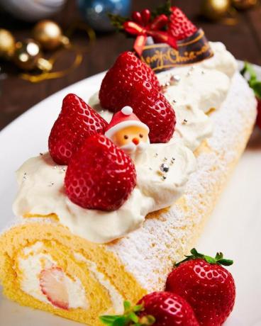 Bolo de Natal japonês sem receitas coberto com chantilly e morangos