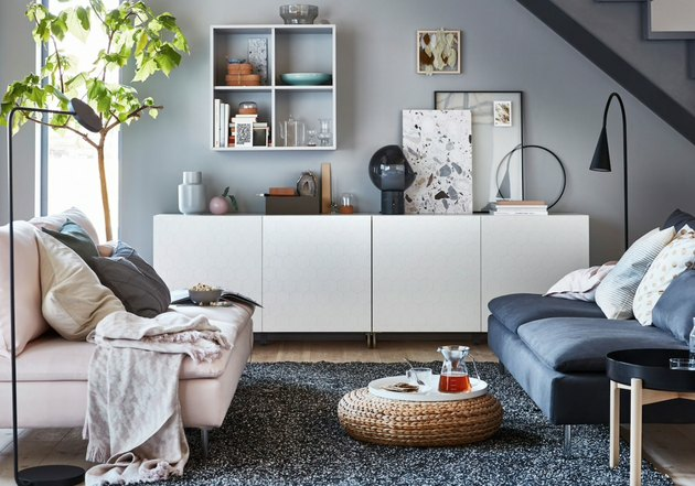 IKEA woonkamer minimalistisch meubilair met witte credenza en rotan vloerpoef