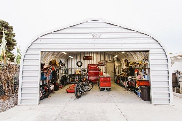 garagem de motocicletas organizada
