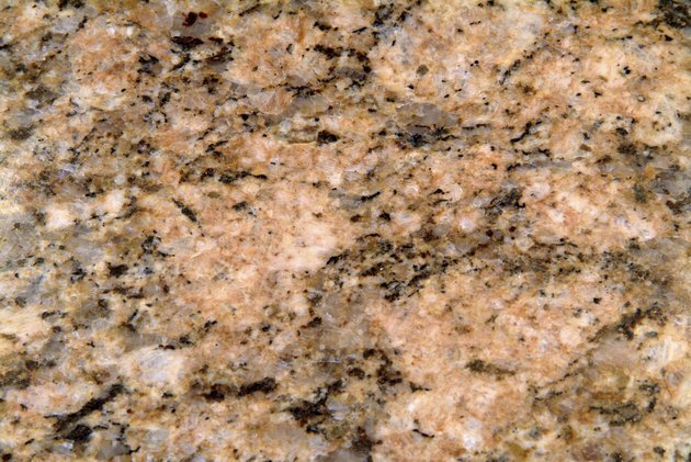 Nærbillede af overfladetekstur af lyserød granitrock