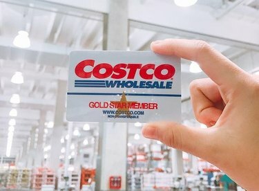 Ruka koja drži Costco člansku iskaznicu