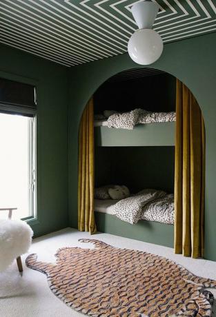 ideia da cor do quarto verde floresta com beliches e teto estampado