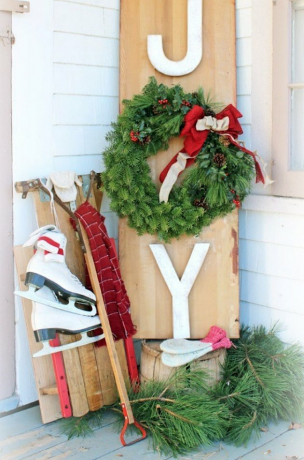 exterieur kerstversiering met DIY Joy bord met krans, schaatsen, slee, groen.