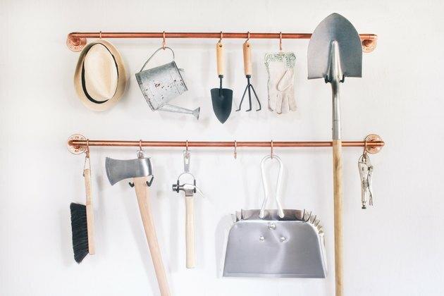 DIY organizador de ferramenta de garagem de tubo de cobre fácil com idéias de prateleiras de parede de garagem
