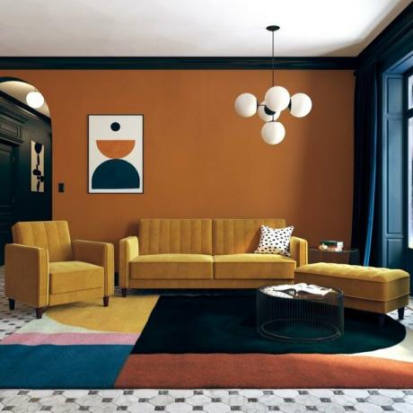bauhaus spalvos gyvenamajame kambaryje su geltonomis sofomis ir oranžinėmis sienomis