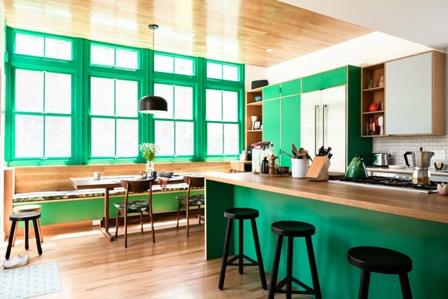 Idéias de sala verde com armários verdes Kelly e guarnição na cozinha aberta