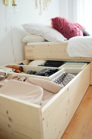 DIY-bed met ingebouwde opslag voor een kleine slaapkamer