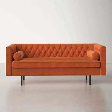 oranssi midcentury chesterfield