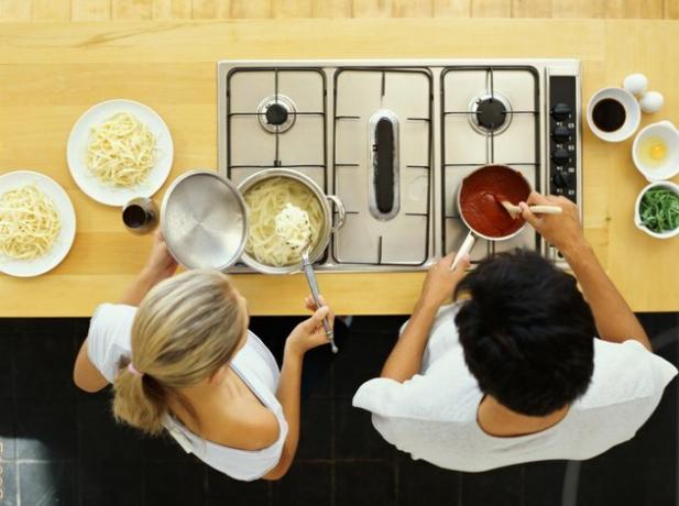 Veduta dall'alto di una giovane coppia di cucinare gli alimenti in cucina