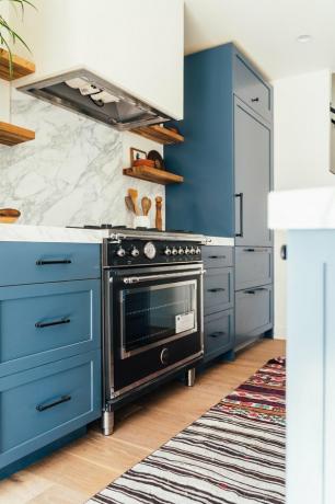 fogão preto e prata novo na cozinha azul e branco