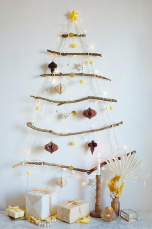 konár a Twinkly svetlo DIY vianočný strom visel na stene