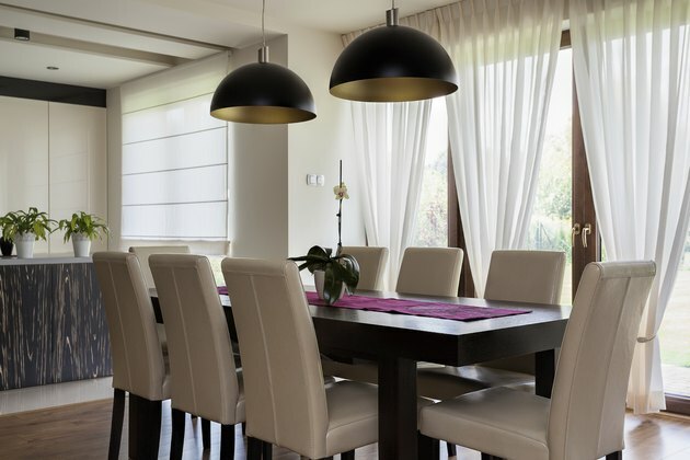 Apartamento urbano - interior de uma sala de jantar, mesa