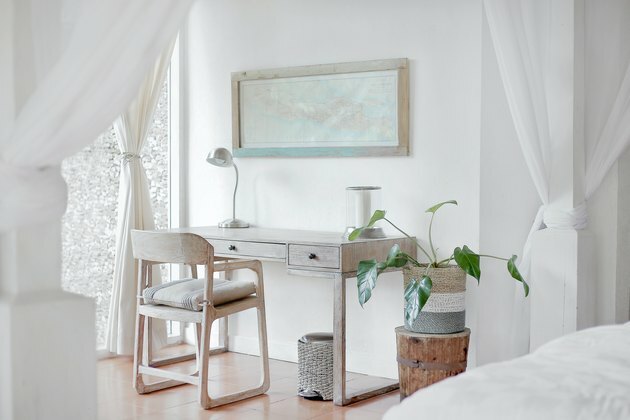 ideia de escritório em casa branca com mesa, cadeira e planta