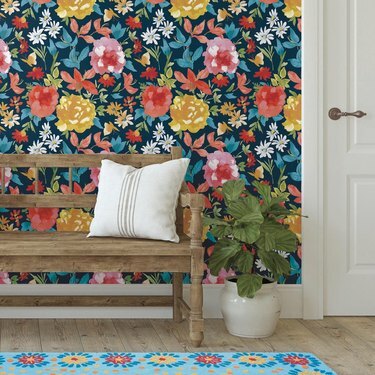 carta da parati con stampa floreale colorata