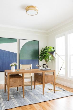 Candeeiro de pé de latão em home office com arte geométrica e ideias de iluminação de home office