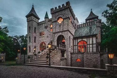 una casa simile a un castello