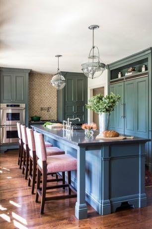 cozinha contemporânea com armários de painel elevado azul