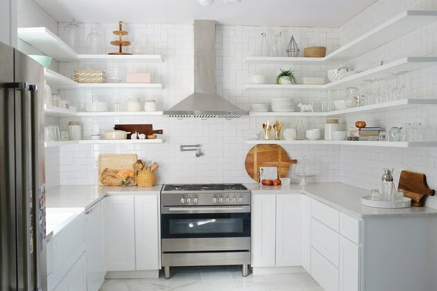 Witte open planken, backsplash en tegels in een open keuken