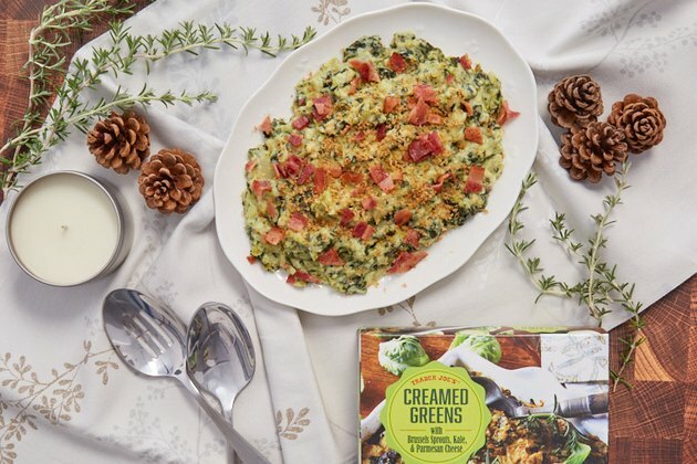foto de mesa tirada de cima com creme de verduras em um prato