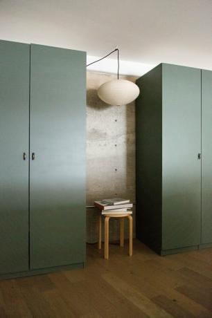 Como organizar roupas com armários verdes oliva em um quarto mínimo