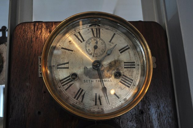 um relógio de parede manchado de Seth Thomas na sala de máquinas do navio histórico Virginia V