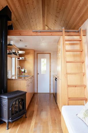 Sol Haus Desain ruang tamu rumah mungil dengan tangga ke tempat tidur