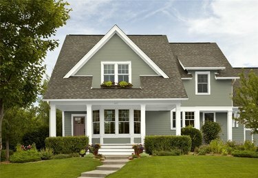 Hus med brunt tak og grønn utvendig maling
