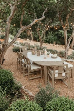 Idea di arredamento della nonna costiera per patio coperto di ghiaia con tavolo da pranzo allestito