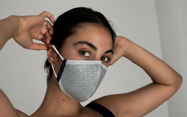 mulher colocando máscara facial KILLSPENCER SST