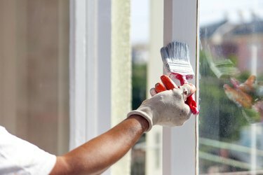 Uomo che dipinge la cornice della finestra