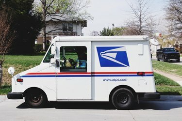 usps poštanski kamion ispred trave