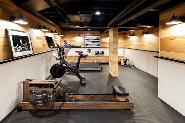 kelder gym met houten lambrisering aan de muur