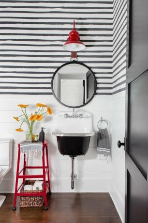 banheiro preto e branco com pequena calha Farmhouse