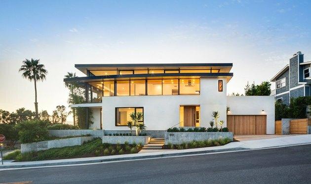Como escolher as cores exteriores da casa na casa moderna branca