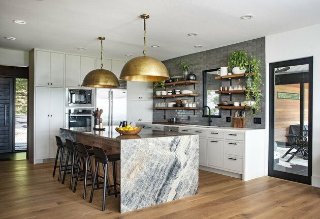 Waterval Countertop in Kitchen door Dichotomy Interiors