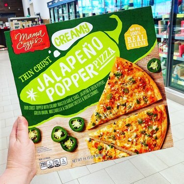 Een doos jalapeño popper pizza bij Aldi