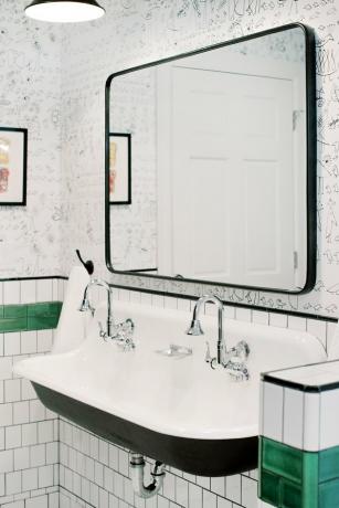 Banheiro projetado pelo Etch Design Group com torneira cromada