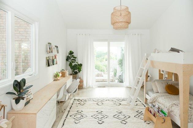 idee per camerette per bambini con finitura in legno chiaro e lampada a sospensione intrecciata
