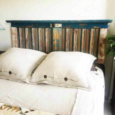 Porta com venezianas multicoloridas como cabeceira com fundamentos brancos