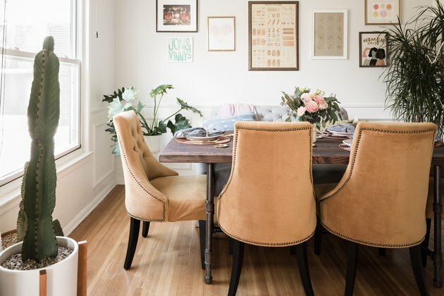 sala de jantar com plantas e arte na parede