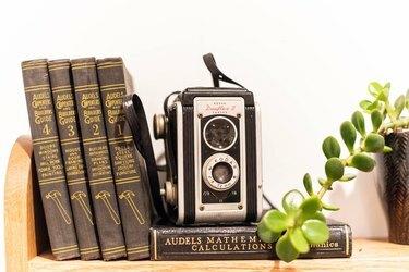 Senovinis fotoaparatas ir knygos lentynoje