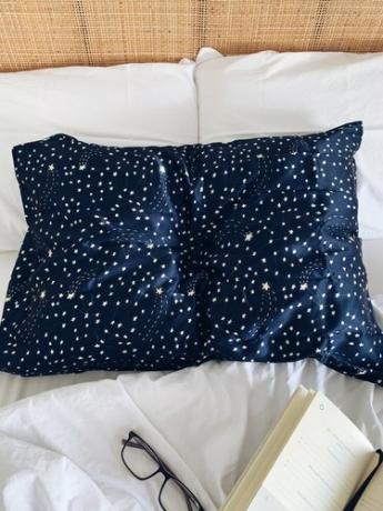 Brooklinen Mulberry silkkityynyliina sängyssä Celestialista