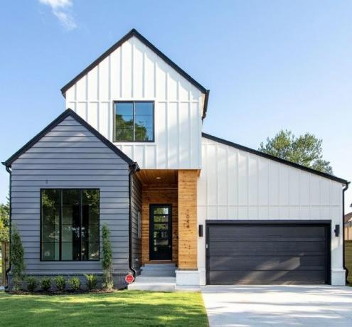 exterior branco e cinza com porta de garagem preta