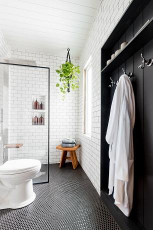 Armazenamento de banheiro industrial em banheiro industrial preto e branco com cabides