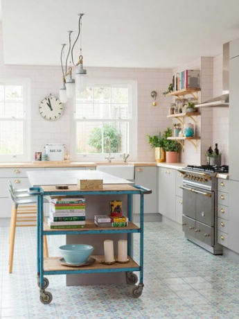 Carro de cocina azul vintage en moderna cocina rosa y blanca
