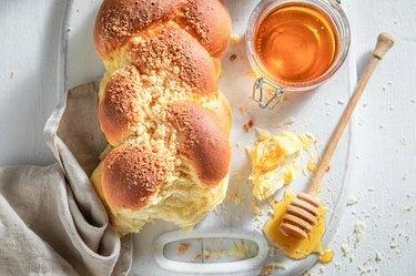 Terve ja makea kultainen challah makeaksi aamiaiseksi.