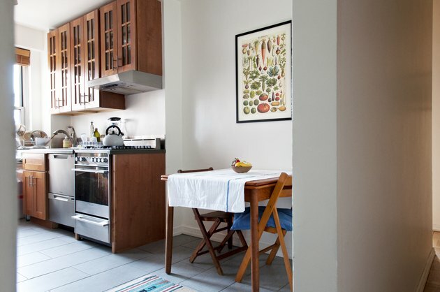 fogão tamanho apartamento na cozinha com armários de madeira