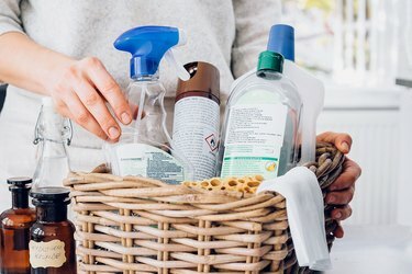 Ръчно регулираща кошница от различни бутилки с течности за почистване