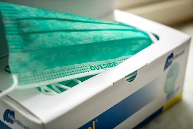 witte doos gevuld met blauwgroen disposable gezichtsmaskers