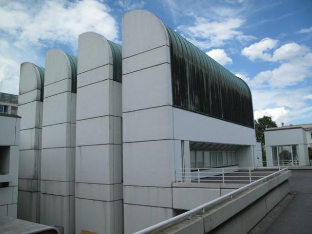 Arquitetura Bauhaus em concreto com formas curvas e janelas de vidro